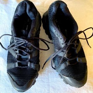Under Armour sz 10 mend black sneakers